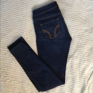 Hollister // Dark Wash Super Skinny Jeans 🦋